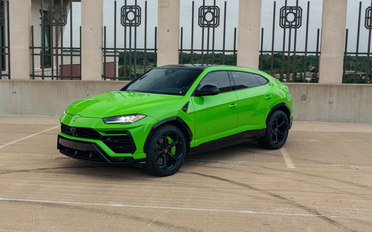 Lamborghini Urus (Green) rental in Chicago, photo of the actual car